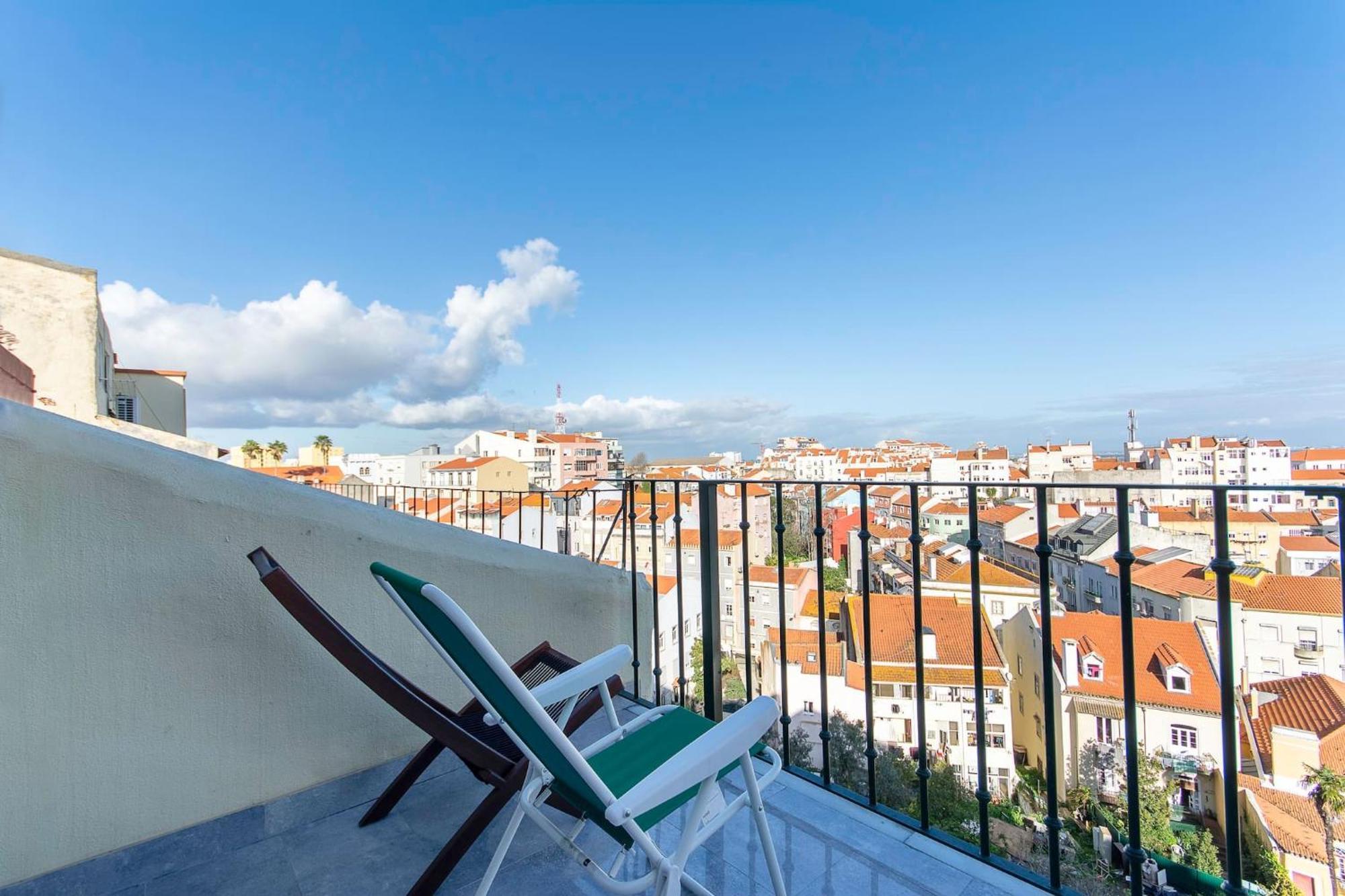 Amidst The Rooftops Of Lisboa Kültér fotó